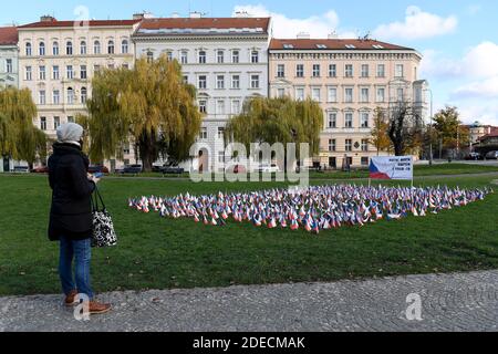 Prague, République tchèque. 29 novembre 2020. Un lieu symbolique de révérence pour les victimes de la maladie COVID-19 a été créé à Klarov, Prague, République Tchèque, photographié le 29 novembre 2020. Crédit : Ondrej Deml/CTK photo/Alay Live News Banque D'Images