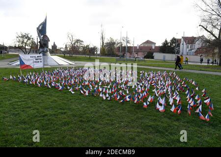 Prague, République tchèque. 29 novembre 2020. Un lieu symbolique de révérence pour les victimes de la maladie COVID-19 a été créé à Klarov, Prague, République Tchèque, photographié le 29 novembre 2020. Crédit : Ondrej Deml/CTK photo/Alay Live News Banque D'Images