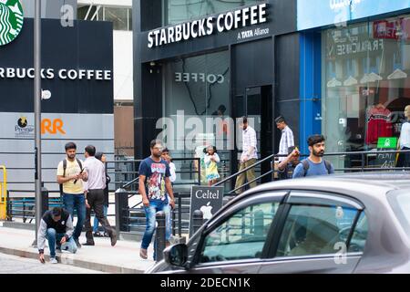 Bangalore, Inde - 12 août 2018 : des inconnus se promène sur le côté piétonnier près de Starbucks Coffee dans Brigade Road. Banque D'Images