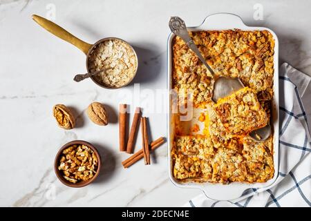 Gâteau au potiron aux épices traditionnelles de la tarte au potiron : cannelle, clou de girofle, muscade aux noix et flocons d'avoine sur un plat de cuisson à l'ingrouge Banque D'Images