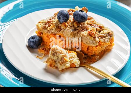 Gâteau traditionnel à la citrouille dessert américain facile à l'automne avec cannelle, clou de girofle, muscade avec noix et avoine sur une assiette avec Blueberrie Banque D'Images