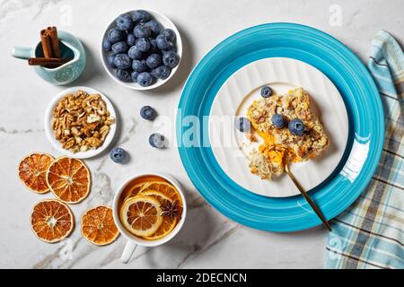 Gâteau de potiron américain : dessert d'automne rapide et facile avec cannelle, clou de girofle, muscade avec noix et avoine sur une assiette avec myrtilles Banque D'Images