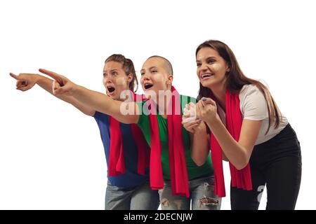 Lecteur. Les fans de football féminins applaudissent à l'équipe favorite avec des émotions vives isolées sur fond blanc de studio. De belles femmes caucasiennes ont l'air excitées, soutenant. Concept de sport, de plaisir, de soutien. Banque D'Images