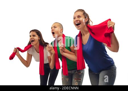 Lecteur. Les fans de football féminins applaudissent à l'équipe favorite avec des émotions vives isolées sur fond blanc de studio. De belles femmes caucasiennes ont l'air excitées, soutenant. Concept de sport, de plaisir, de soutien. Banque D'Images