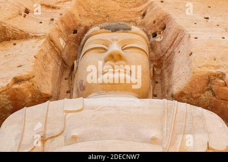 Bingling si shiku, province de Gansu / Chine - 27 avril 2017 : vue de face / gros plan du Grand Bouddha Maitreya. Partie du monde de la route de la soie de l'UNESCO Banque D'Images