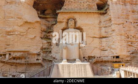 Bingling si shiku, province de Gansu / Chine - 27 avril 2017 : Panorama avec statue de Bouddha énorme. Appelé Grand Bouddha Maitreya. Sculptés dans des rochers, locan Banque D'Images