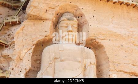 Bingling si shiku, province de Gansu / Chine - 27 avril 2017 : statue du grand Bouddha Maitreya. Aux grottes de Bingling. La sculpture a une hauteur de 27 M. Banque D'Images