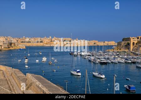 Vue sur la ville de la Valette à Malte, vue sur la marina de Kalkara dans le Grand Port Banque D'Images