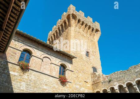 Pienza, Italie - 20 septembre 2019 : le château de Spedaletto (douzième centième) actuellement utilisé comme ferme Banque D'Images