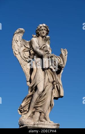 Ange avec le Garment et la statue de Dice sur le pont Ponte Sant Angelo à Rome, Italie. Sculpture en marbre du XVIIe siècle par Paolo Naldini Banque D'Images