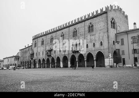 Mantoue, Lombardie, Italie, décembre 2015 : le palais du capitaine sur la place de la Renaissance Piazza Sordello, Mantoue, pendant la période de Noël. Photographie en noir et blanc. Banque D'Images