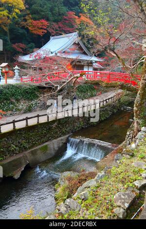 Pont japonais rouge dans le parc près de Minoo Osaka, Japon. Banque D'Images