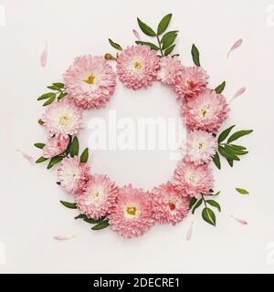 Cadre fleuri composé de fleurs roses, de feuilles vertes et de pétales Banque D'Images