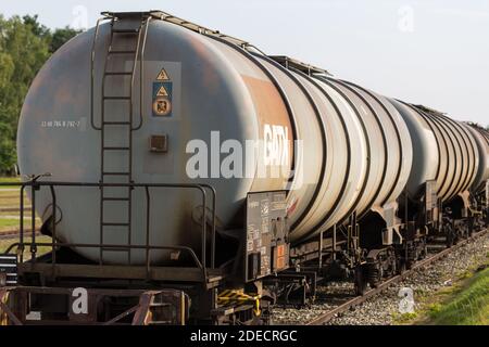 Krailling, Bavière / Allemagne - 13 août 2020: Vue le long d'un train de cargaison avec des chars. Rempli de gaz ou d'huile. Transport ferroviaire. Banque D'Images