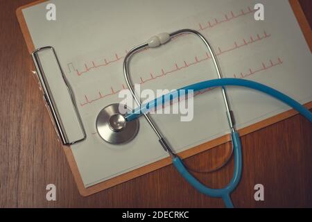 Cardiogramme en gros plan avec stéthoscope sur une table en bois. Concepts de santé Banque D'Images