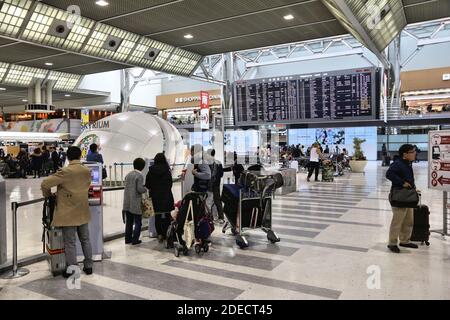 TOKYO, JAPON - 5 décembre 2016 : visite des passagers l'aéroport de Narita de Tokyo, Japon. L'Aéroport International de Narita est le 2ème aéroport le plus fréquenté du Japon (af Banque D'Images