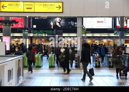 TOKYO, JAPON - 3 décembre 2016 : Les passagers pressés en gare de Shinagawa à Tokyo. La station a été utilisée par 335 661 passagers par jour en 2013. Banque D'Images