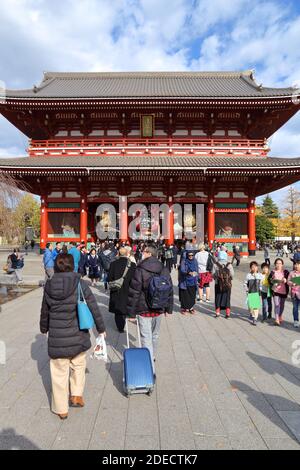 TOKYO, JAPON - 2 décembre 2016 : visite Temple Sensoji à Asakusa, Tokyo. Temple bouddhiste Senso-ji est dédiée à la bodhisattva Kannon. Banque D'Images