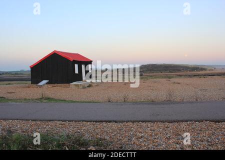 Rye Harbour, East Sussex, Royaume-Uni - 28.11.2020 : cabane de pêche au toit rouge appelée cottage Lime Kiln Nortons à la réserve naturelle de Rye Harbour, East Sussex, Royaume-Uni Banque D'Images