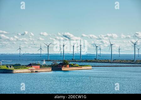 Parc éolien scandinave danois offshore ou centrale éolienne pour une production d'énergie verte et écologique. Production d'électricité par des ressources renouvelables Banque D'Images