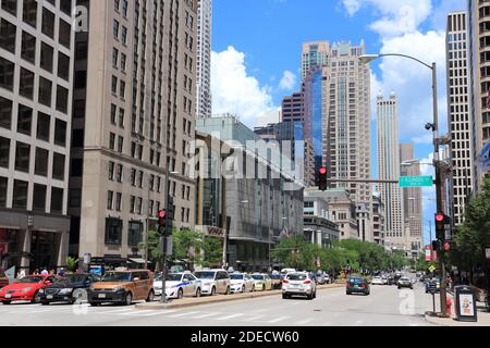 CHICAGO, États-Unis - 28 JUIN 2013 : les gens longent Michigan Avenue à Chicago. Chicago est la troisième ville américaine la plus peuplée avec 2.7 millions d'habitants (8.7 Banque D'Images