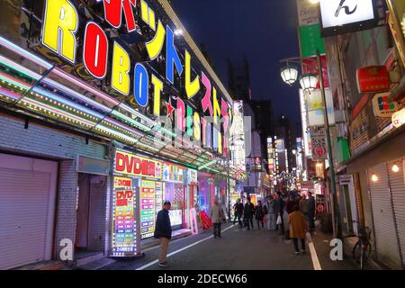 Tokyo, JAPON - 30 NOVEMBRE 2016 : les gens visitent le restaurant robot de la région de Kabukicho au quartier Shinjuku à Tokyo, au Japon. Kabukicho est l'un des plus animés de Tokyo Banque D'Images