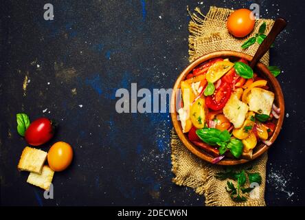 Salade de tomates, pain de basilic et de rassis, style rustique, vue sur le dessus Banque D'Images