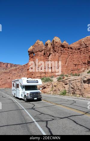 L'Utah, États-Unis - 21 juin 2013 : les lecteurs de véhicules récréatifs en parc national Arches dans l'Utah. Arches NP a été visité par 1 070 577 personnes en 2012. Banque D'Images