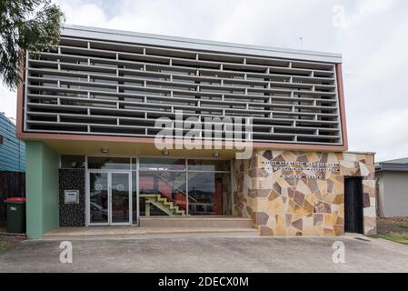 L'ancien bâtiment ES&A Bank de Wingham, en Nouvelle-Galles du Sud, a été construit au début des années 1950 dans un design avant-gardiste de Stuart McIntosh Banque D'Images