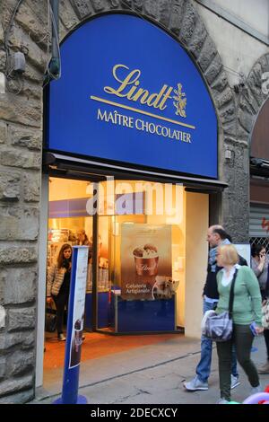 FLORENCE, ITALIE - 1 MAI 2015: Les gens marchent près du magasin de chocolat Lindt à Florence. Lindt & Sprungli est un célèbre fabricant suisse de chocolat. Banque D'Images