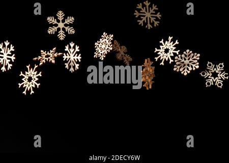Motif flocon de neige avec flocons de neige tombant et espace pour le texte un arrière-plan noir Banque D'Images