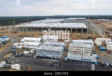 28 novembre 2020, Brandebourg, Grünheide: Vue sur l'immense chantier de construction du Gigalactory de Tesla (vue aérienne avec un drone). À partir de juillet 2021, un maximum de 500,000 véhicules par an doivent être mis en service à l'usine - et selon les plans du constructeur automobile, le maximum doit être atteint le plus rapidement possible. Le constructeur automobile américain s'attend à ce que sa première usine prévue en Europe emploie jusqu'à 10,500 personnes en service pour l'instant. Photo: Patrick Pleul/dpa-Zentralbild/ZB Banque D'Images