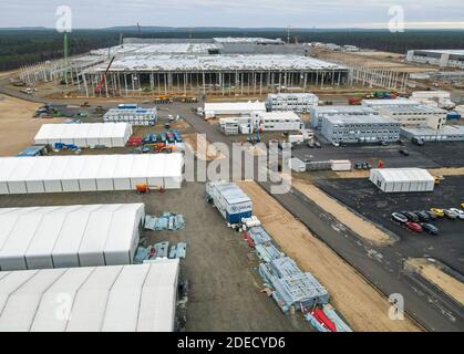 28 novembre 2020, Brandebourg, Grünheide: Vue sur l'immense chantier de construction du Gigalactory de Tesla (vue aérienne avec un drone). À partir de juillet 2021, un maximum de 500,000 véhicules par an doivent être mis en service à l'usine - et selon les plans du constructeur automobile, le maximum doit être atteint le plus rapidement possible. Le constructeur automobile américain s'attend à ce que sa première usine prévue en Europe emploie jusqu'à 10,500 personnes en service pour l'instant. Photo: Patrick Pleul/dpa-Zentralbild/ZB Banque D'Images