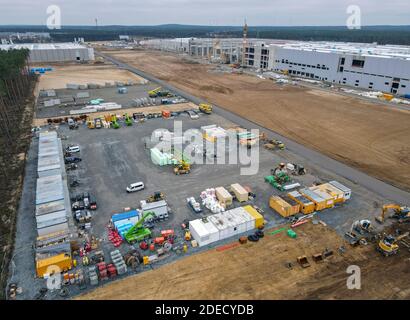 28 novembre 2020, Brandebourg, Grünheide: Vue sur l'immense chantier de construction du Gigalactory de Tesla (vue aérienne avec un drone). À partir de juillet 2021, un maximum de 500,000 véhicules par an doivent être mis en service à l'usine - et selon les plans du constructeur automobile, le maximum doit être atteint le plus rapidement possible. Le constructeur automobile américain s'attend à ce que sa première usine prévue en Europe emploie jusqu'à 10,500 personnes en service pour l'instant. Photo: Patrick Pleul/dpa-Zentralbild/ZB Banque D'Images