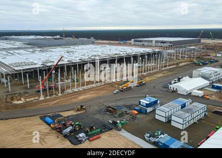 28 novembre 2020, Brandebourg, Grünheide: Vue sur l'immense chantier de construction du Gigalactory de Tesla (vue aérienne avec un drone). À partir de juillet 2021, un maximum de 500,000 véhicules par an doivent être mis en service à l'usine - et selon les plans du constructeur automobile, le maximum doit être atteint le plus rapidement possible. Le constructeur automobile américain s'attend à ce que sa première usine prévue en Europe emploie jusqu'à 10,500 personnes en service pour l'instant. Photo: Patrick Pleul/dpa-Zentralbild/ZB Banque D'Images