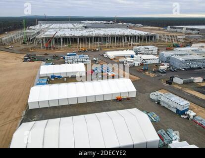 28 novembre 2020, Brandebourg, Grünheide: Vue sur l'immense chantier de construction du Gigalactory de Tesla (vue aérienne avec un drone). À partir de juillet 2021, un maximum de 500,000 véhicules par an doivent être mis en service à l'usine - et selon les plans du constructeur automobile, le maximum doit être atteint le plus rapidement possible. Le constructeur automobile américain s'attend à ce que sa première usine prévue en Europe emploie jusqu'à 10,500 personnes en service pour l'instant. Photo: Patrick Pleul/dpa-Zentralbild/ZB Banque D'Images