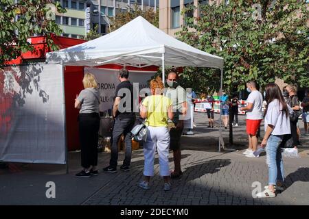 DUSSELDORF, ALLEMAGNE - 19 SEPTEMBRE 2020 : les gens attendent en file d'attente pour une installation de test gratuit temporaire Covid-19 (coronavirus) dans une tente à un escoure public Banque D'Images