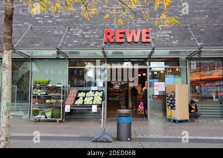 GELSENKIRCHEN, ALLEMAGNE - 17 SEPTEMBRE 2020 : supermarché Rewe à Gelsenkirchen, Allemagne. Rewe est une chaîne de supermarchés allemande. Banque D'Images