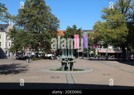 GLADBECK, ALLEMAGNE - 20 SEPTEMBRE 2020 : vue sur la ville de Willy Brandt Square (Willy-Brandt-Platz) à Gladbeck, Allemagne. Gladbeck est une ancienne industrie importante Banque D'Images