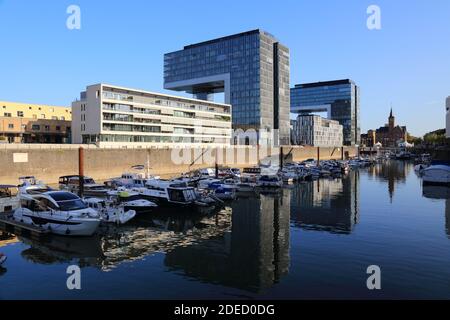 COLOGNE, ALLEMAGNE - 21 SEPTEMBRE 2020 : ligne d'horizon du quartier Rheinauhafen dans la ville de Cologne, Allemagne. L'ancien port a été réaménagé dans la zone urbaine de Regenera Banque D'Images