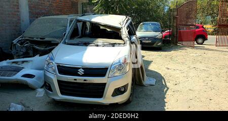 Inde 03 juin 2020 accident de voiture dans le district de kupwara 2019 mai en cas de chute de pluie, la voiture endommagée dans l'accident route une autre voiture est derrière Banque D'Images