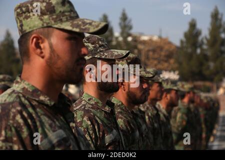 Kaboul, Afghanistan. 29 novembre 2020. Les soldats participent à la cérémonie de remise des diplômes au Centre d'entraînement militaire de Kaboul (KMTC), à Kaboul, en Afghanistan, le 29 novembre 2020. Au total, 1,279 jeunes, dont 200 femmes et filles, ont rejoint l'armée afghane après avoir suivi dimanche un cours de formation militaire de trois mois, a déclaré le ministère de la Défense afghan dans une déclaration publiée ici. Credit: Sayed Mominzadah/Xinhua/Alay Live News Banque D'Images