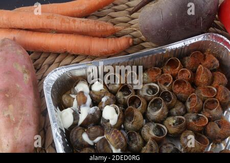 escargots cuits avec sauce tomate et alioli Banque D'Images