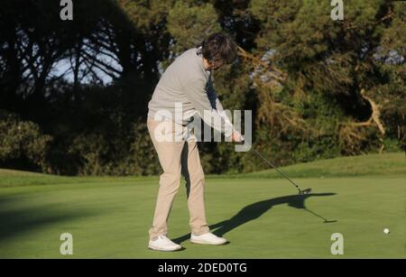 homme jouant au golf dans le parcours de frapper la balle avec rotation Banque D'Images