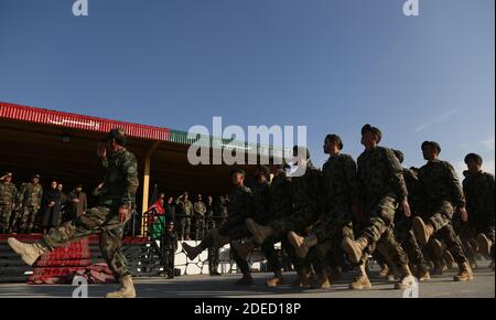 Kaboul, Afghanistan. 29 novembre 2020. Les soldats participent à la cérémonie de remise des diplômes au Centre d'entraînement militaire de Kaboul (KMTC), à Kaboul, en Afghanistan, le 29 novembre 2020. Au total, 1,279 jeunes, dont 200 femmes et filles, ont rejoint l'armée afghane après avoir suivi dimanche un cours de formation militaire de trois mois, a déclaré le ministère de la Défense afghan dans une déclaration publiée ici. Credit: Sayed Mominzadah/Xinhua/Alay Live News Banque D'Images