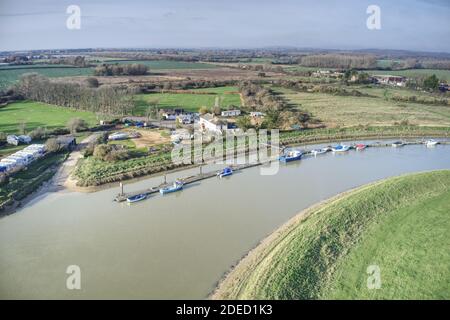 Photo aérienne de bateaux amarrés sur une jetée près de Ford sur la rivière Arun et la belle campagne de West Sussex. Banque D'Images