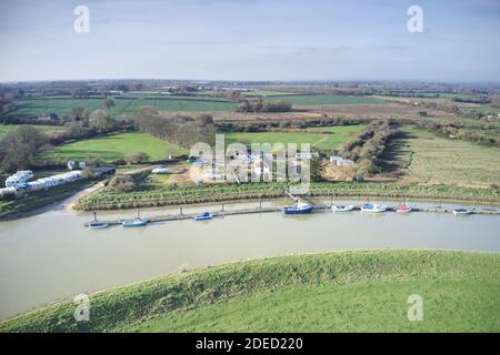 Rivière Arun près de Ford dans West Sussex avec des bateaux amarrés sur une courbe dans la rivière, photo aérienne. Banque D'Images