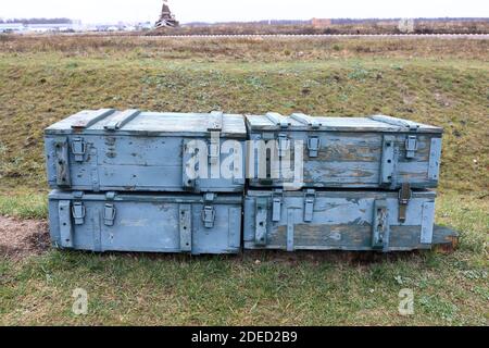 Boîtes en bois avec obus d'artillerie sur le terrain Banque D'Images