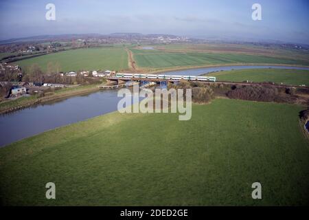 Vue aérienne d'un train traversant le pont ferroviaire à l'entrée de la gare par Ford. Banque D'Images