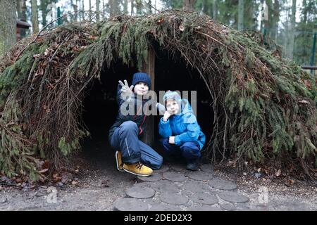 Portrait de frères dans une cabane en sapin Banque D'Images